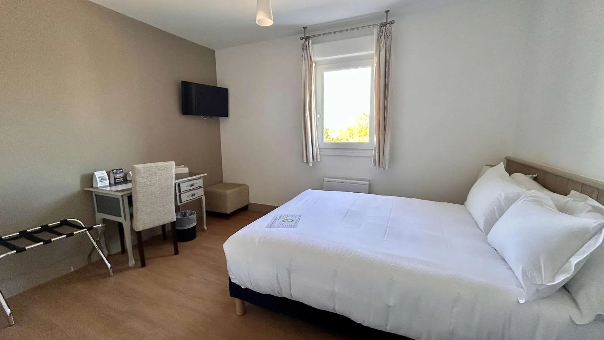 Brit Hotel Lannion-Perros Guirec 2*, ラニオン