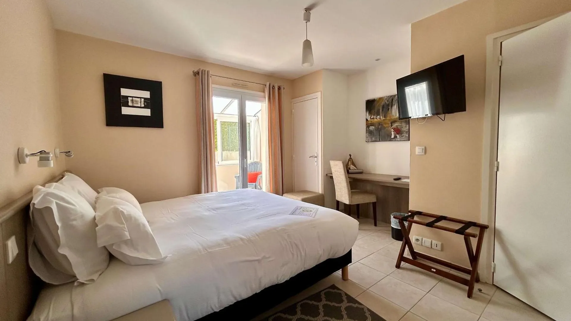 Brit Hotel Lannion-Perros Guirec  ラニオン